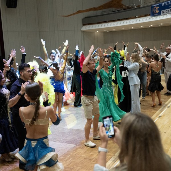 Party, polonaise, Macarena – and victory for Stuttgart