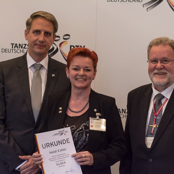 Silberne Ehrennadel für die Präsidentin