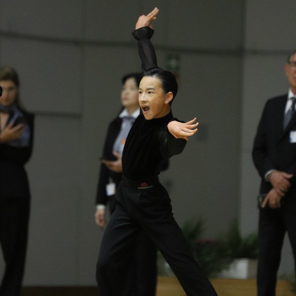 Hong Kong dances its way to gold
